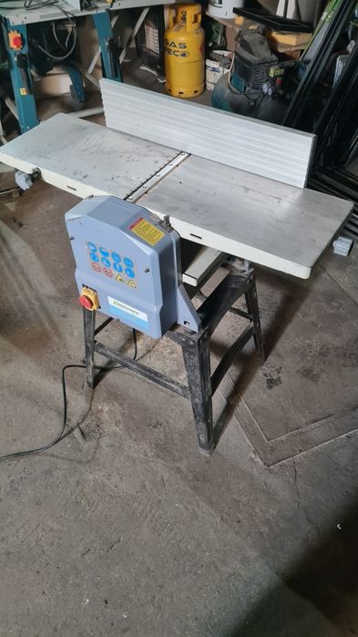 Vand circular cu masa Makita - 2000w, abrict si exhaustare