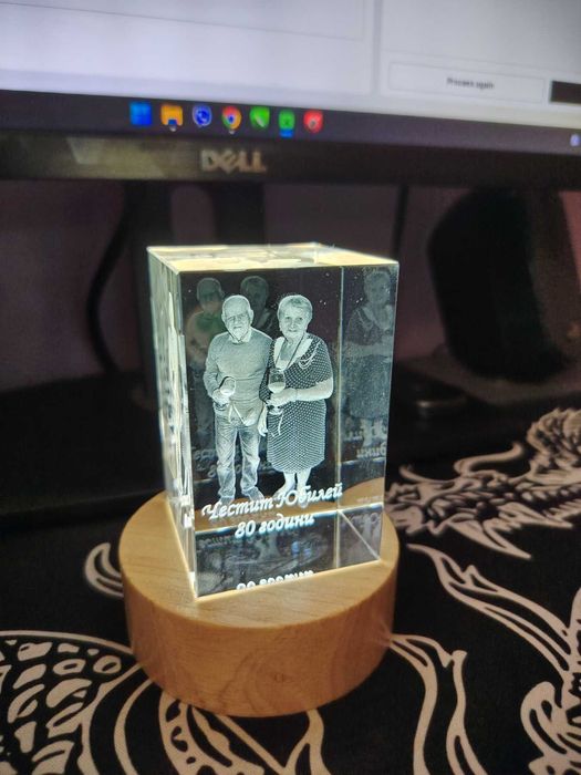 Персонализиран 3D Кристал със Снимка + LED Поставка | Безплатна Доставка