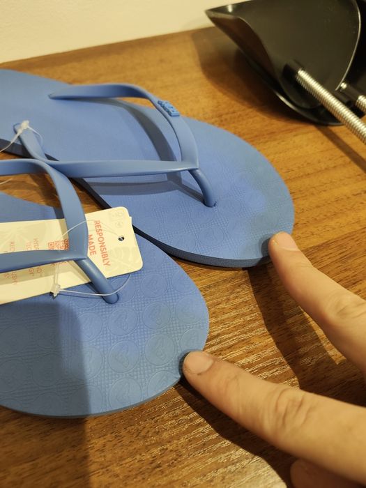 Roxy чехли, имат леко оцветяване видимо на снимките