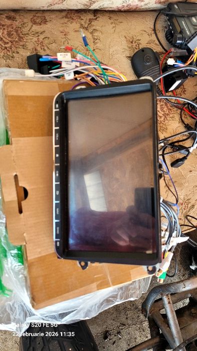 Vând navigație auto cu ecran tactil mare de 10  inch.