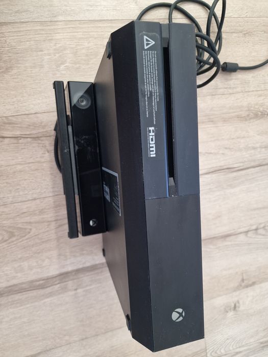 Pachet Consola Xbox One 500 GB, 1 kinect, 2 manete si 15 cd-uri cu jocuri