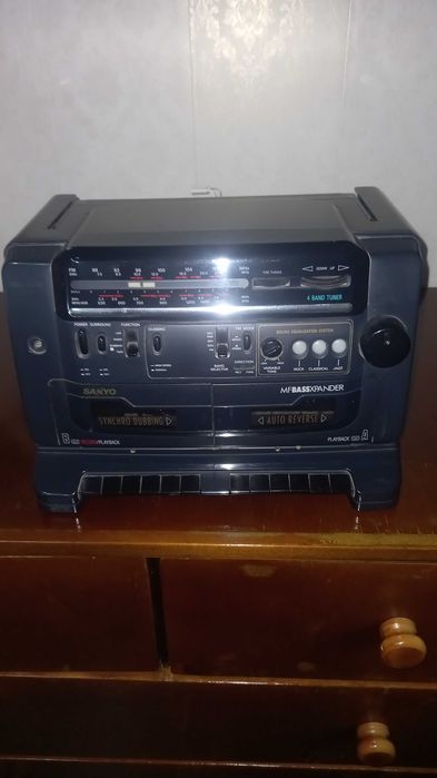 Продам музыкальный центр со съемными колонками Sanyo М933SR.