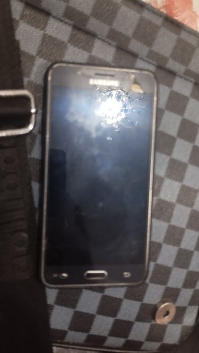 Samsung j5.          16 gb