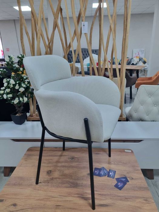 Трапезен стол Изабел бяла дамаска