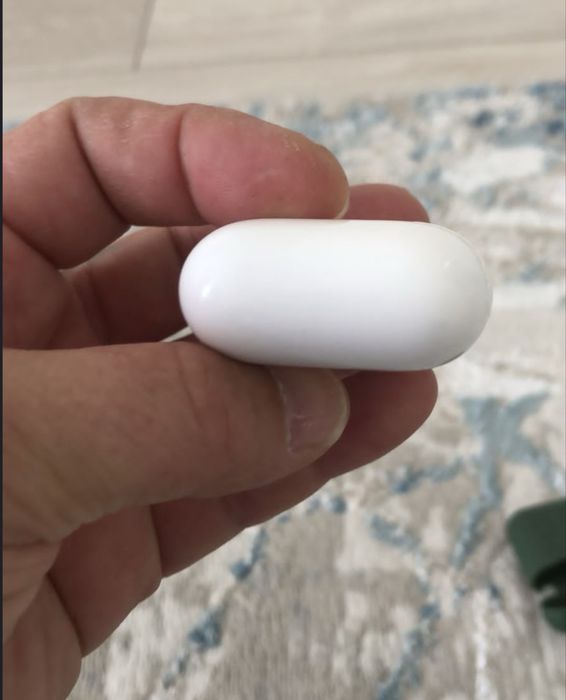 Продам кейс оригинал airpods 2