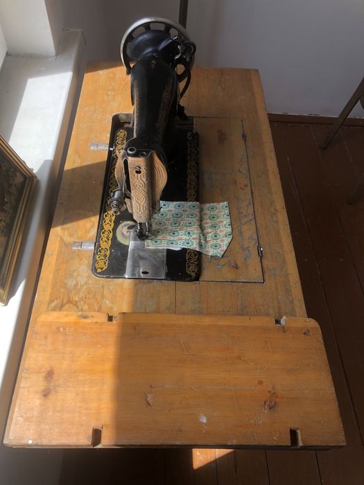 Продам швейную машинку