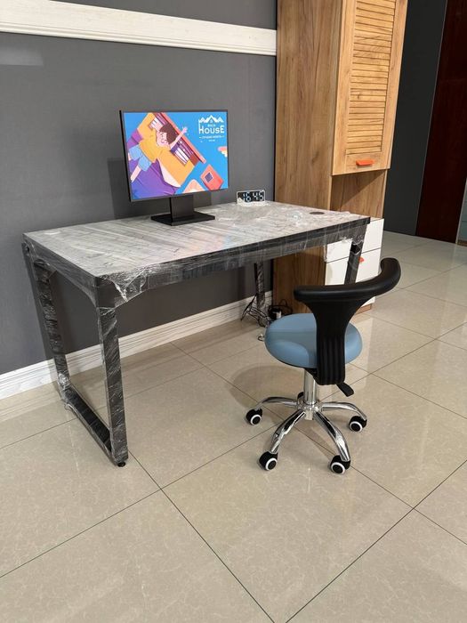 Компьютерный стол с зарядкой