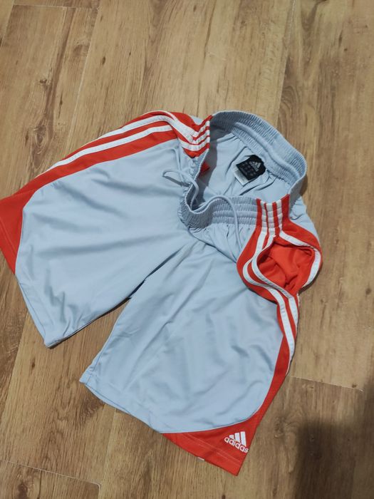 Pantaloni scurți Adidas mărimea S