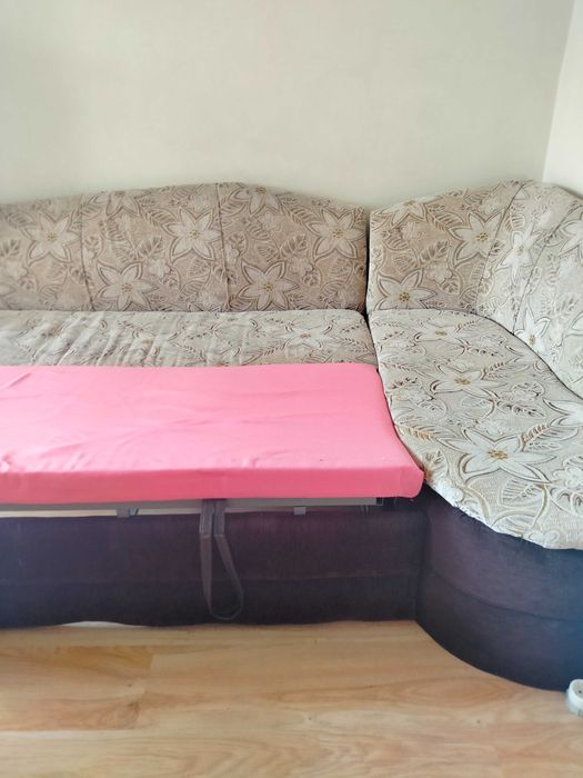 Разтегателен диван за дневна