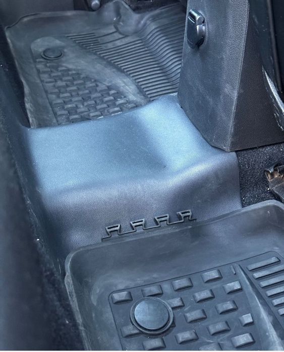 Set ornamente protecție praguri + mocheta interior Dacia Duster 1