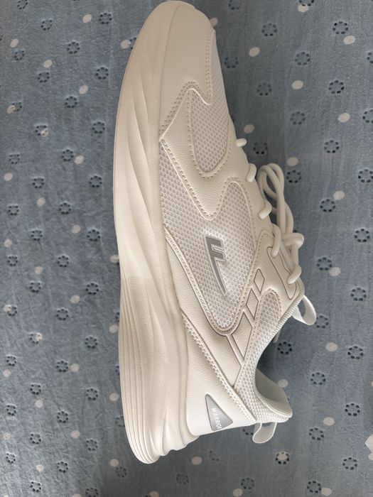 Продам кроссовки белые с чеком