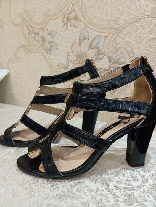 Продаются босоножки.