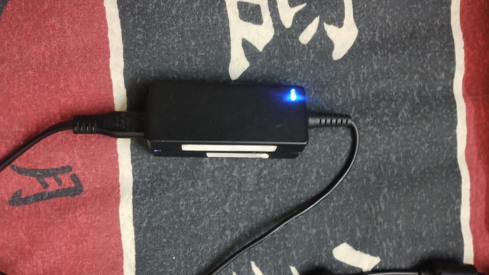 Малък лаптоп"АСУС" в отлично състояние,с вградена камера.