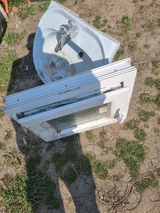 Vând geam latime 57 analtime45 pentru baie