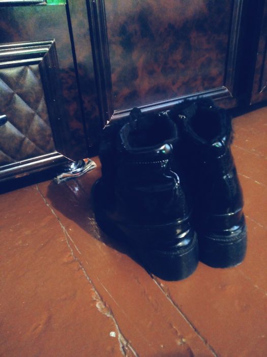 Oyoq kiyimlar sotiladi.