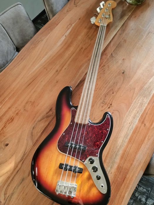 Squier Classic vibe jazz bass fretless