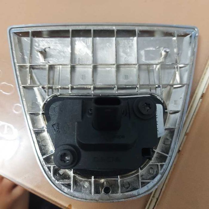 Emblema haion cu camera marșarier Dacia Spring cod produs:908892845R