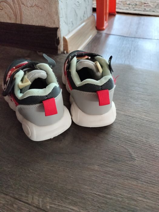 Продам лёгкие кроссовки для мальчика