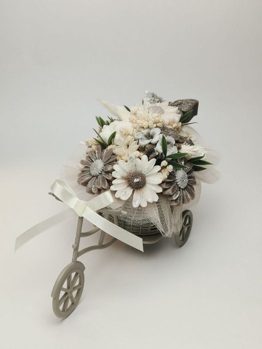 Aranjament decorativ handmade – bicicletă vintage cu flori