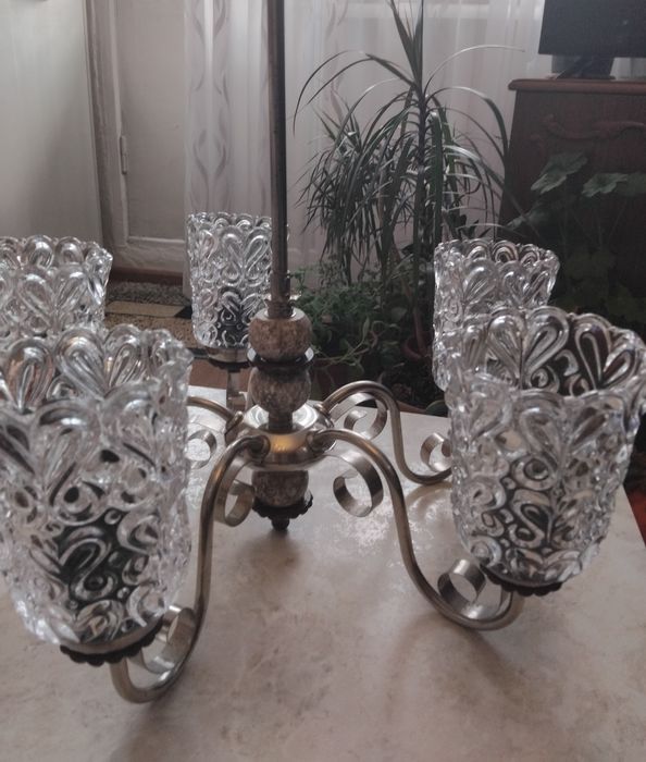 Продам люстру красивую