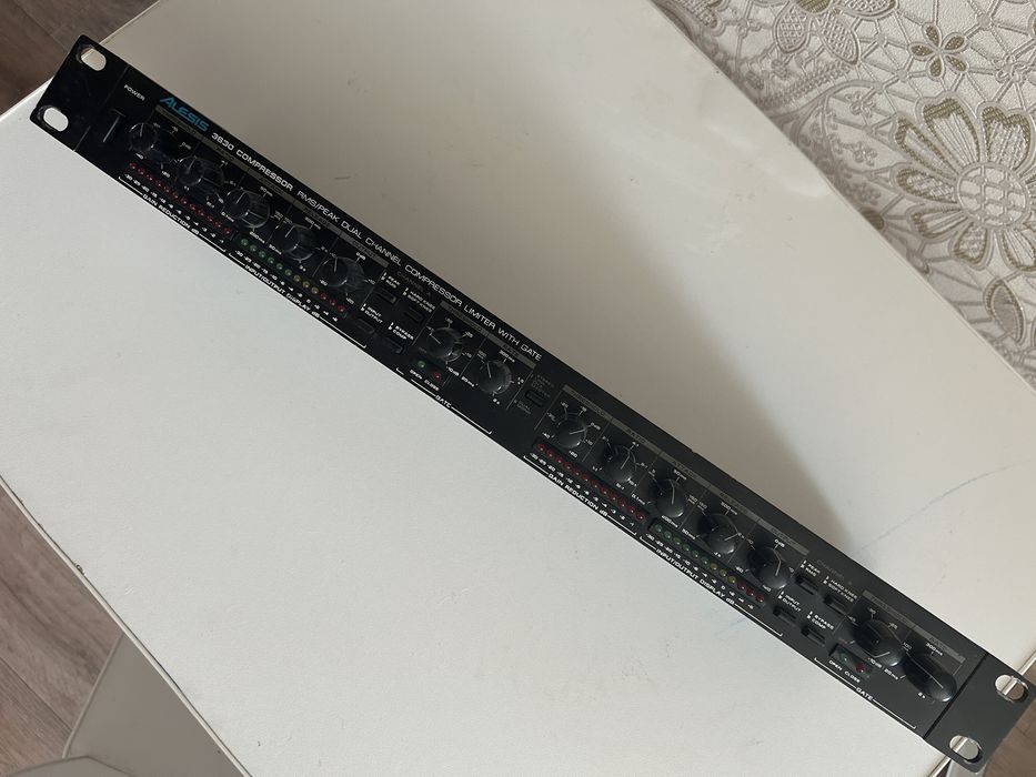 Alesis 3630 кпрссовер/ компрессор/лимитер