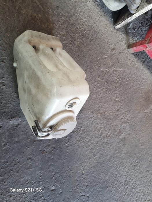 Бачок омывателя на Мерседес 124