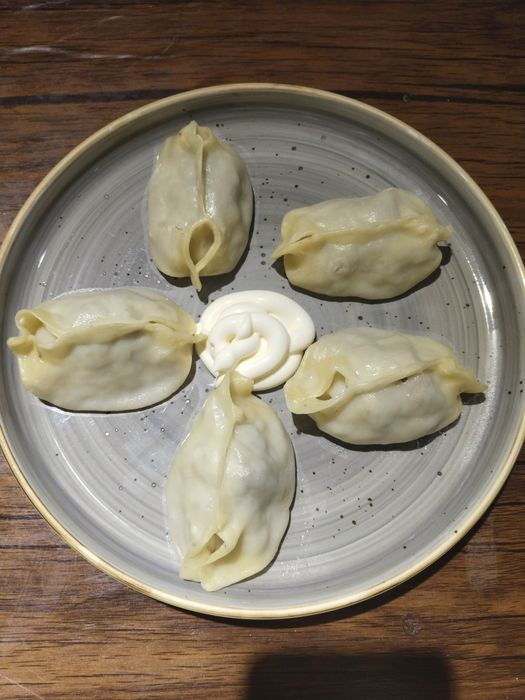 Қойдың басы соусымен салатымен