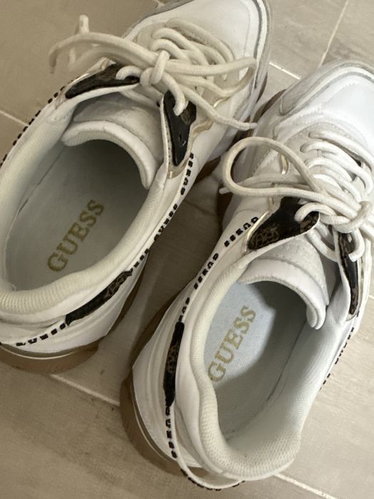 Маратонки Guess използвани са само един път оригинални 41-ви номер бел