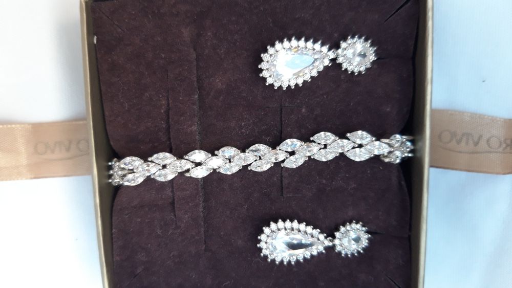 Bijuteri: cercei și brățara elegante