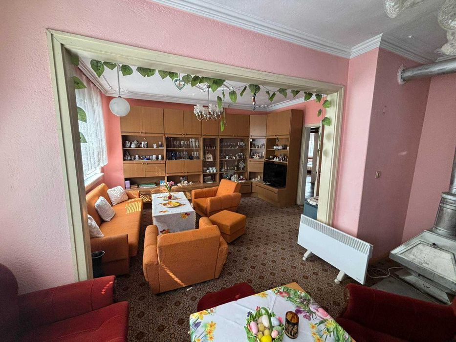 ЕТАЖ от КЪЩА с РЗП 120 кв.м, двор 150 кв.м, град Карлово