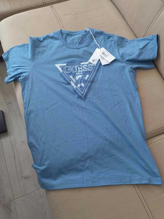 Продавам тениска Guess.Нова,с етикет