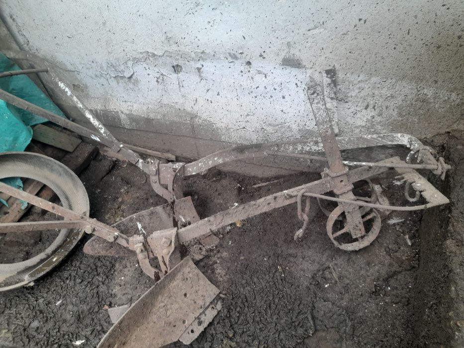 Vând plug Call două bucăți 220 bucata