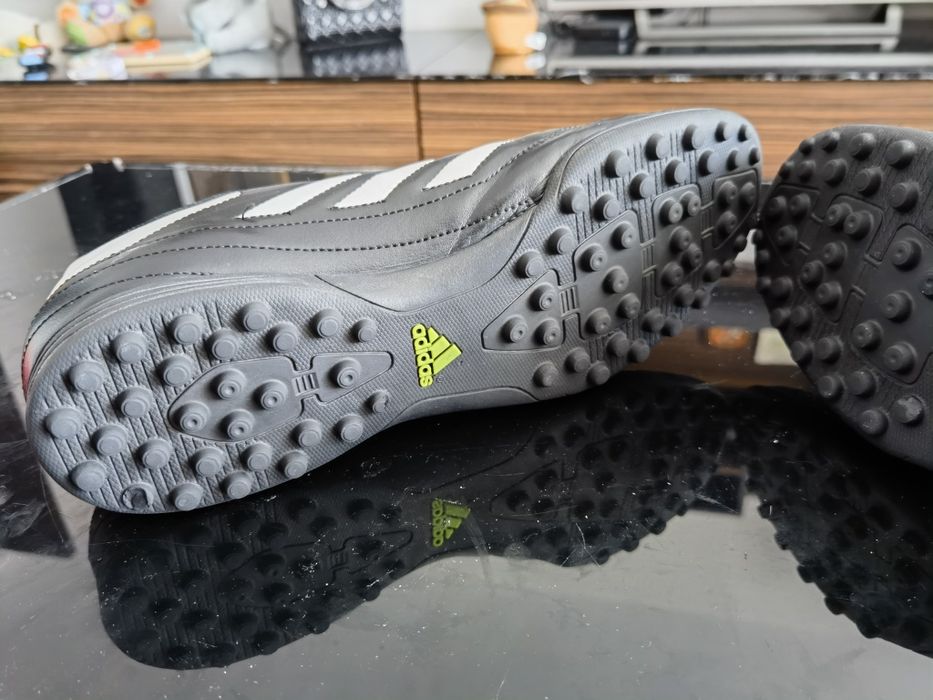 Футболни обувки adidas