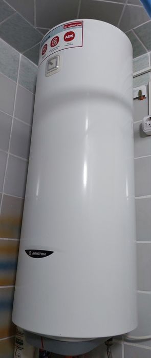 Продам бойлер Ariston