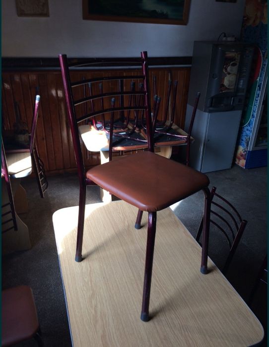 Mese și scaune in stare bună