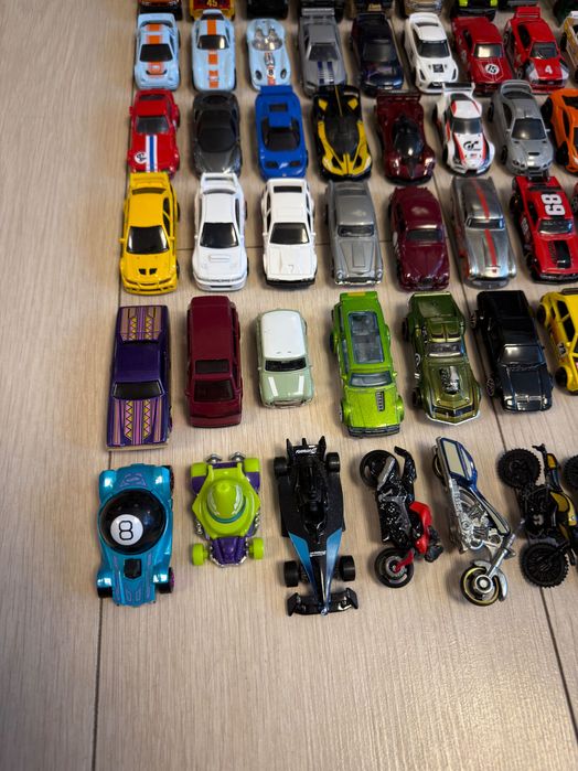 Продавам колички Hot Wheels