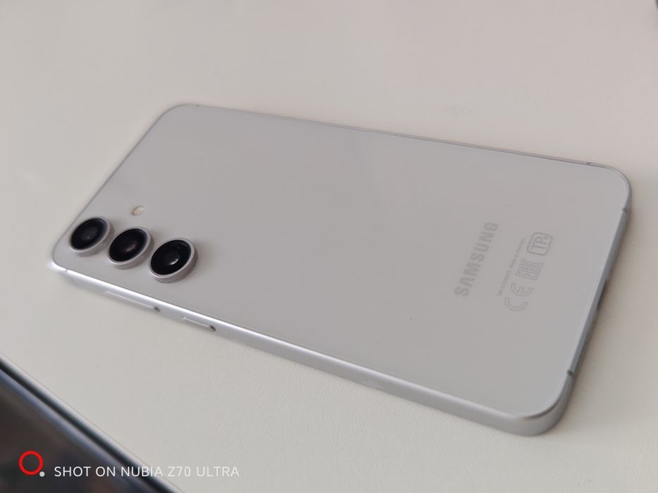 Практически новый Samsung S24 fe!