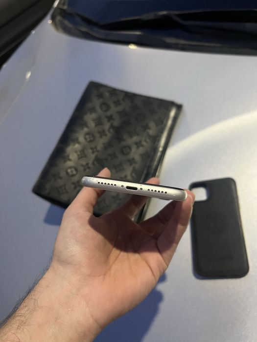 Продам IPhone 11 128 идеал