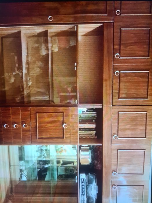 Продаётся  стенка" Салют" и полочка.