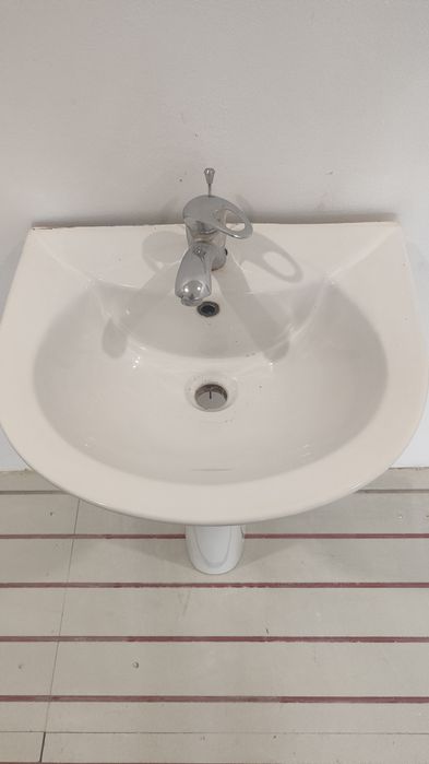 Se vinde : obiecte sanitare de baie și una bucată oglinda