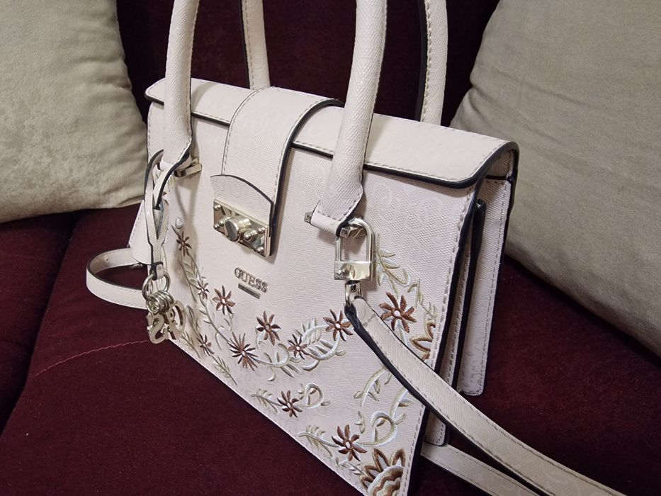 Дамска чанта Guess