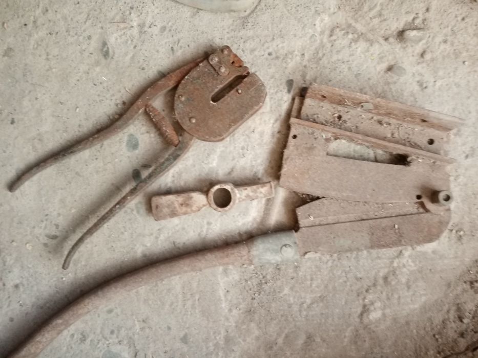 Scule / obiecte vechi de decor.