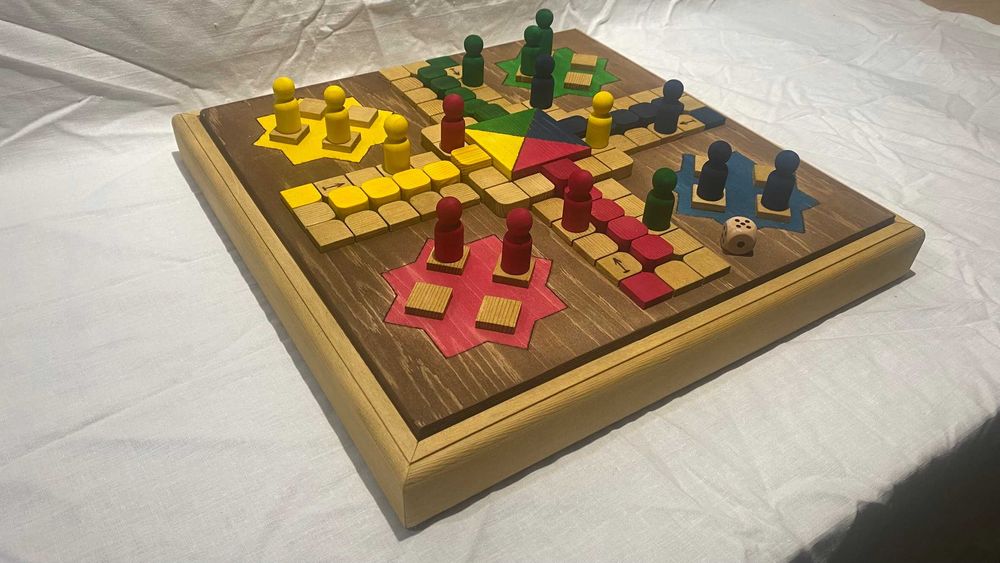 Продавам дървена игра 3 в 1, Не се сърди човече, дама и табла. Нова.