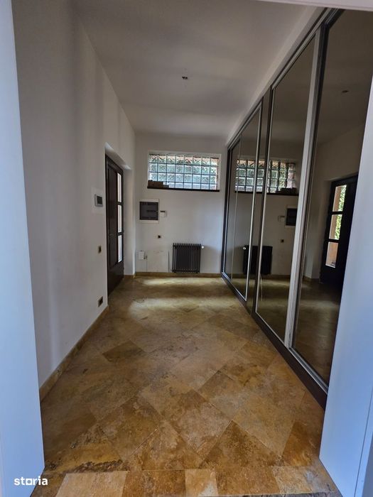 Casă de închiriat cu 6 camere în Damaroaia