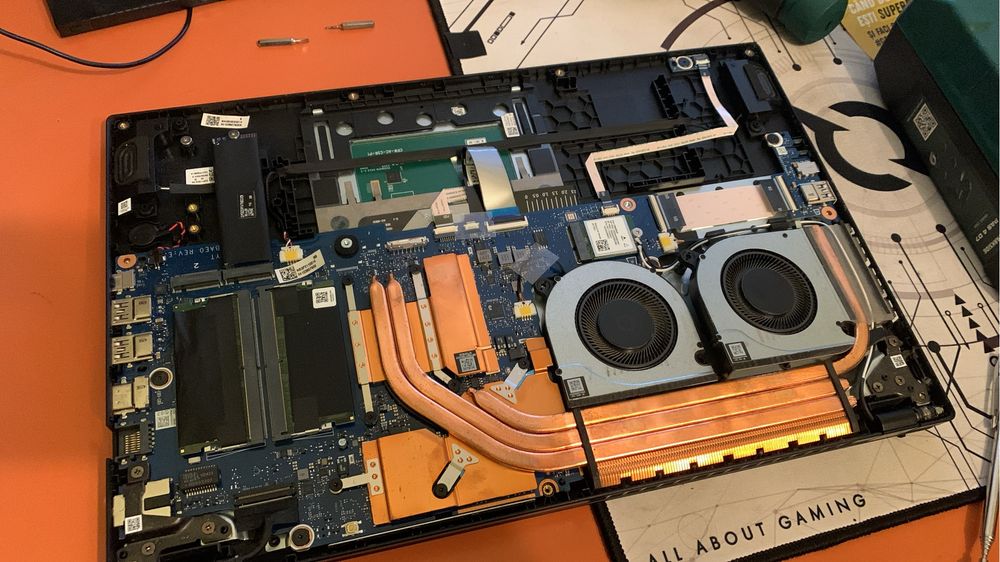 Curățare laptop, schimb pastă termică, înlocuire piese deteriorate