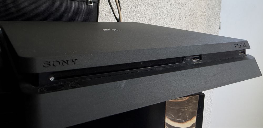 Продавам ps4 slim +2 игри +2 джойстика