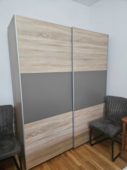 Vand 2 sifoniere, comoda, noptiere, pat cu saltea, lustra