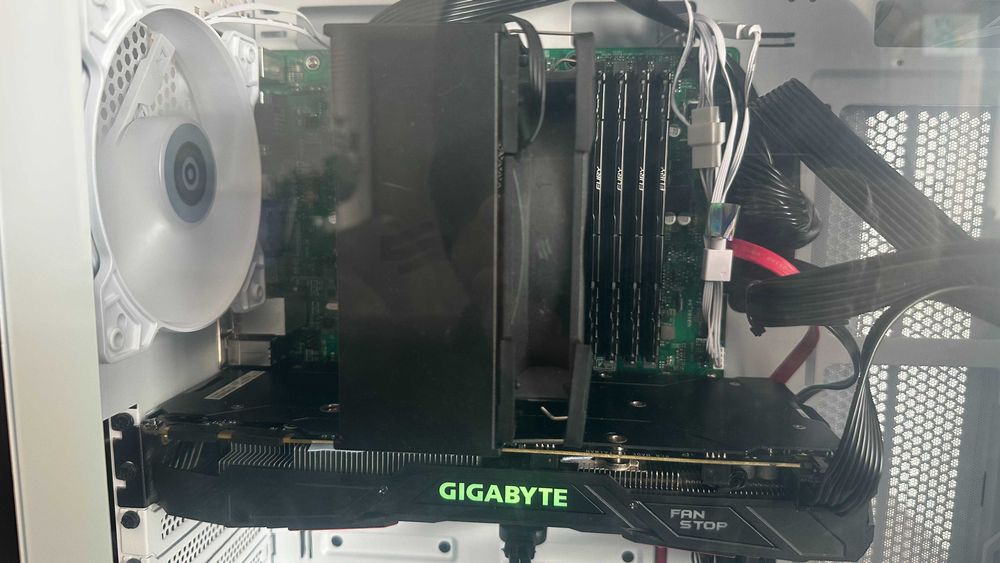 Gigabyte GeForce GTX 1080 8GB GDDR5X triple-fan, “FAN STOP”, backplate