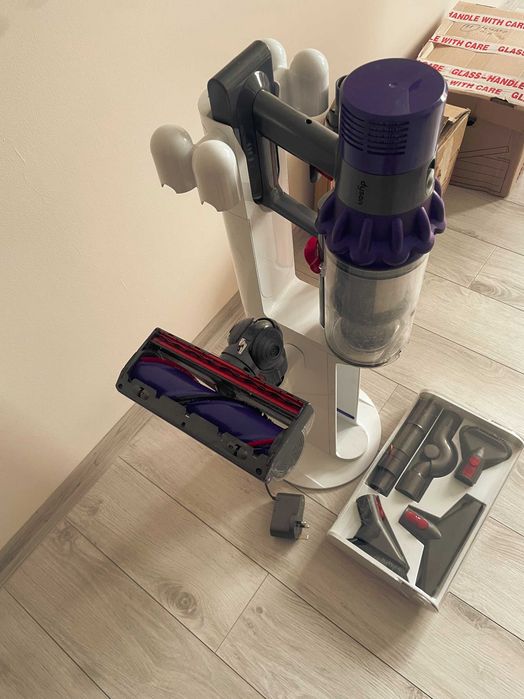 Вертикална прахосмукачка + Док станция  Dyson V10