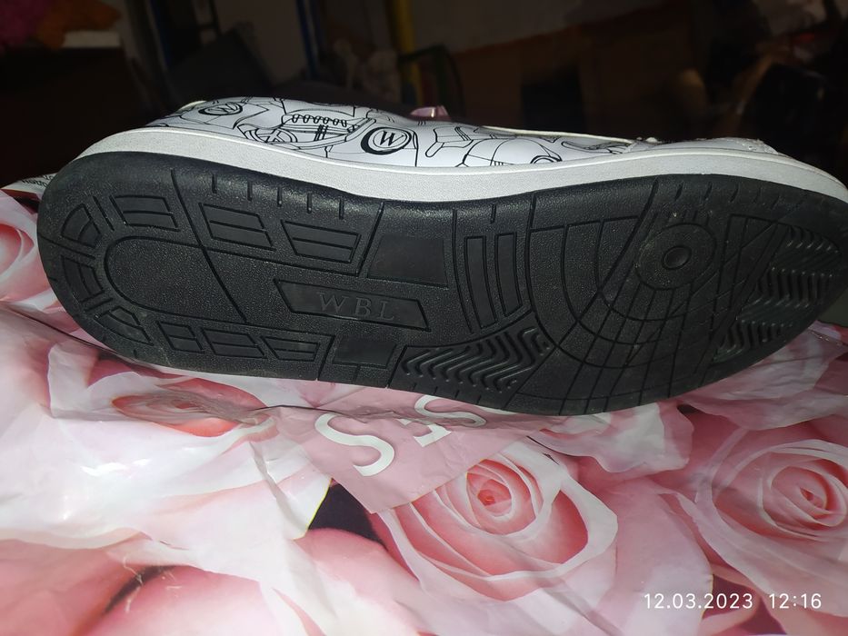 Продаю новые кроссовки